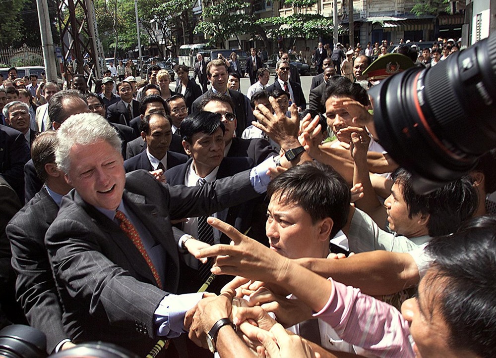 Cựu tổng thống được người dân Hà Nội nhiệt tình chào đón.