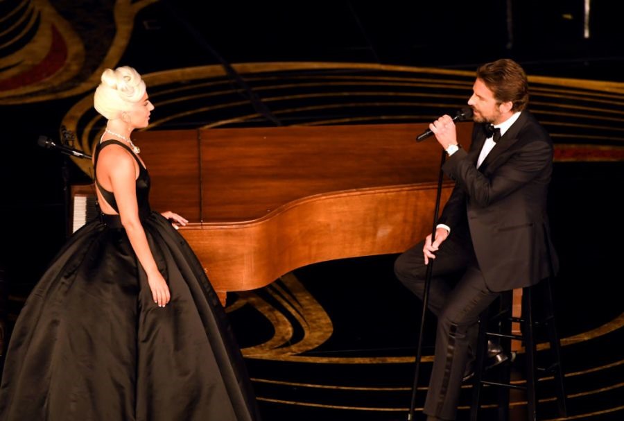 Lady Gaga và Bradley Cooper trình bàu “Shallow“. 