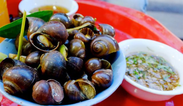 Theo mô tả của Traveller, món ốc của người Việt rất đa dạng và cách chế biến phong phú, nhưng quan trọng hơn cả là “đều ngon tuyệt“, đặc biệt khi thưởng thức trong buổi tối cùng bia lạnh.  