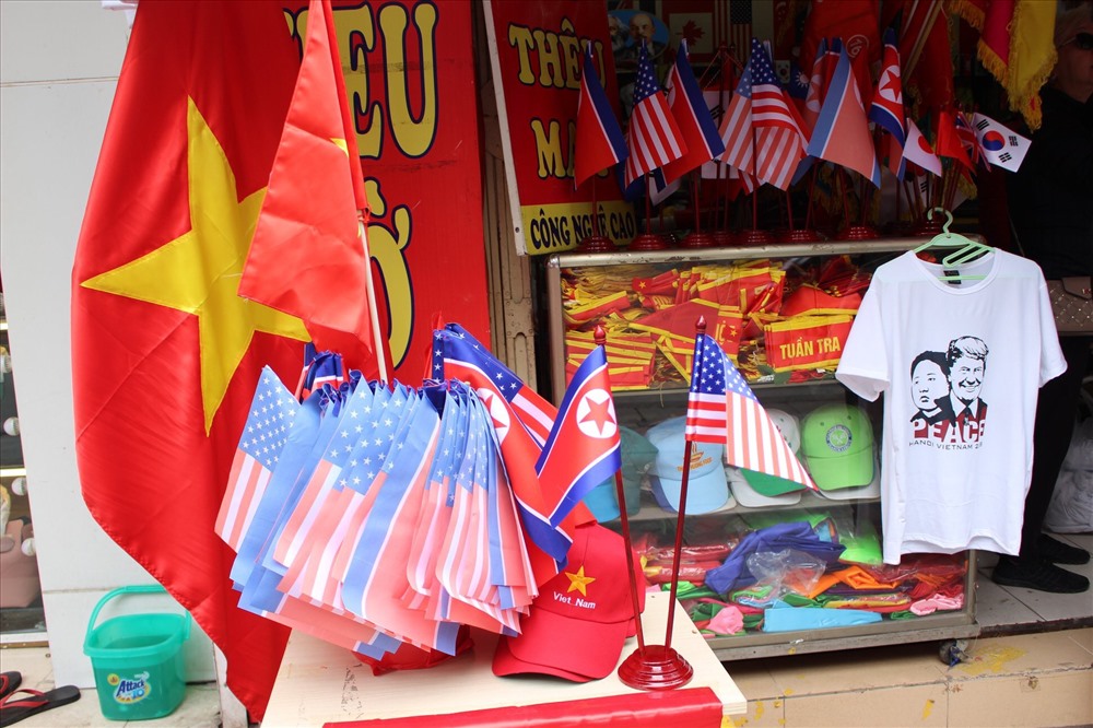 Ngoài quần áo thì những lá quốc kỳ của Mỹ và Triều Tiên cũng xuất hiện khắp các tuyến phố Hà Nội.