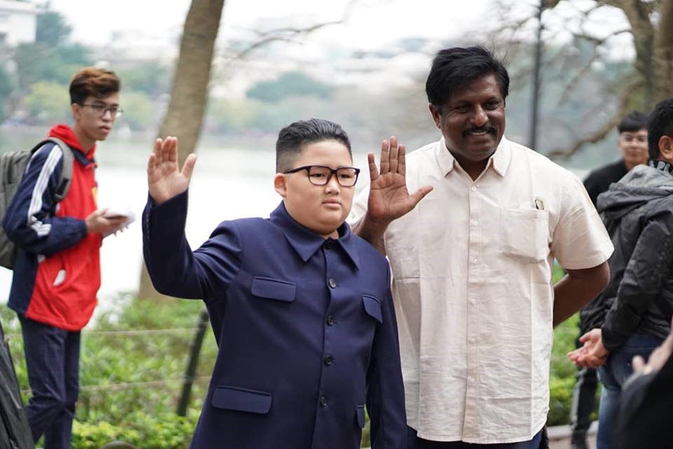 Gia Huy được bố đưa đến salon tóc cắt kiểu tóc giống nhà lãnh đạo Triều Tiên Kim Jong-un. Ngay sau đó cậu bé này bỗng dưng nổi tiếng với vẻ bề ngoài giống nhà lãnh đạo này.
