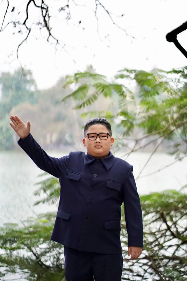 Trước thềm Hội nghị thượng đỉnh Mỹ - Triều diễn ra tại Hà Nội, một salon tóc đã mở dịch vụ cắt tóc miễn phí cho những ai muốn sở hữu kiểu tóc giống  Tổng thống Mỹ Donald Trump và nhà lãnh đạo Triều Tiên Kim Jong-un.
