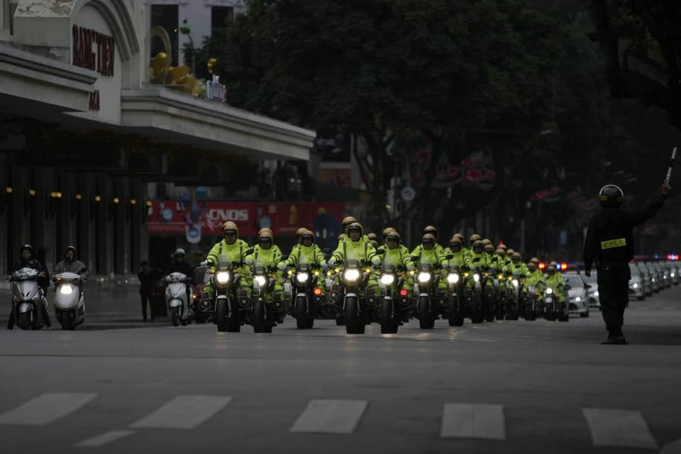Lực lượng CSGT dẫn đoàn sử dụng xe đặc chủng dẫn đầu đoàn xe của Công an thành phố Hà Nội tuần hành trên các tuyến phố trung tâm Thủ đô.  