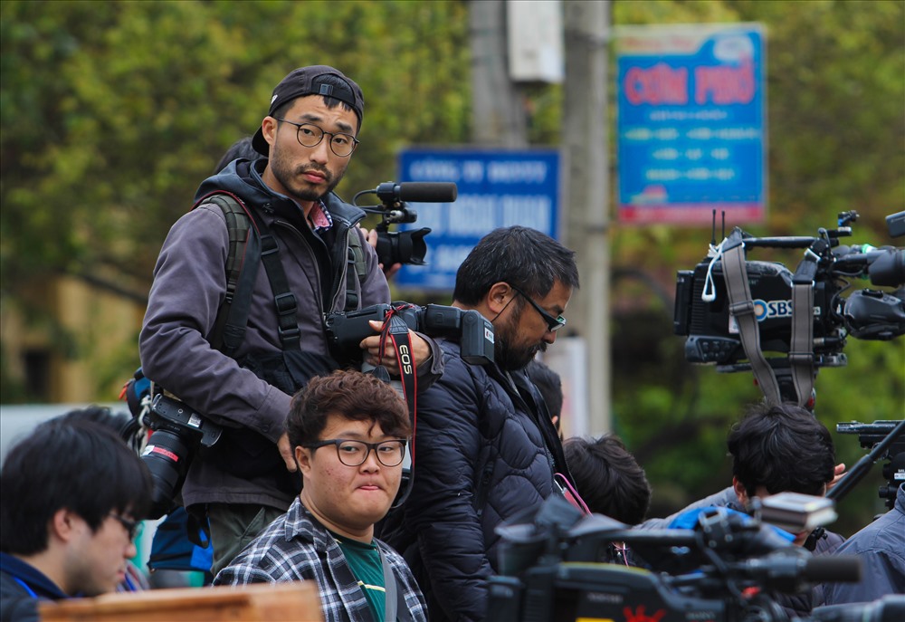 Tại ga Đồng Đăng, hơn một trăm phóng viên của các hãng thông tấn quốc tế để đưa tin về công tác chuẩn bị và sẵn sàng đón nhà lãnh đạo Triều Tiên Kim Jong-un.