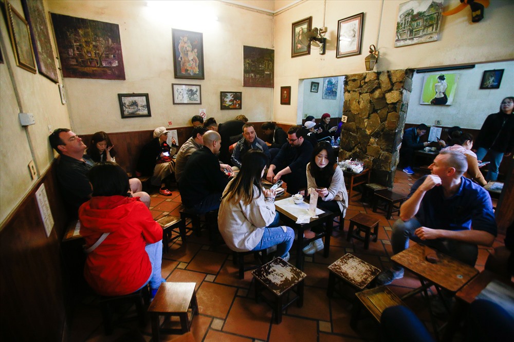 Anh Vũ Khắc Sơn - Quản lý quán Cafe Giảng Nguyễn Hữu Huân cho biết, trong cả tuần quan, có rất nhiều đoàn khách dư lịch quốc tế, cơ quan báo chí, truyền thông. 