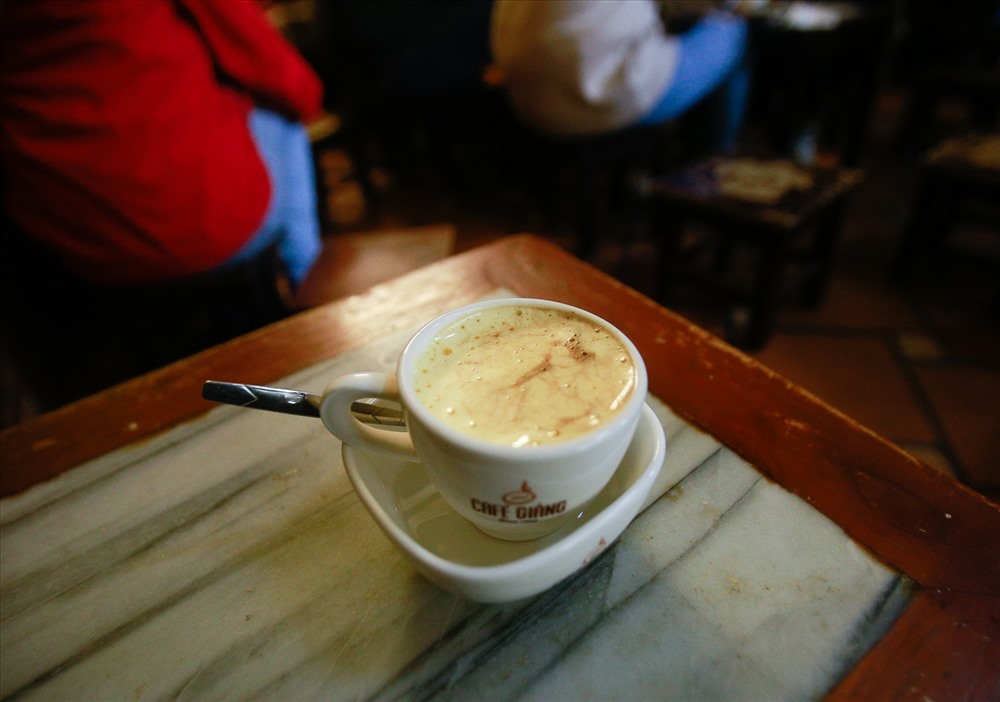 Món “tủ” của quán là cafe trứng.  Cafe được pha trong một cốc nhỏ với một bộ lọc, trước khi thêm một hỗn hợp nổi gạt của lòng đỏ và các thành phần khác. 