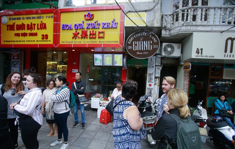 Cafe Giảng là một trong những quán cafe lâu đời nhất tại Hà Nội. Sau khi Giảng ở phố Hàng Gai đóng cửa, Giảng tách thành 2 địa điểm, một quán trên đường Nguyễn Hữu Huân, một quán trên đường Yên Phụ. Giảng tại số 39 Nguyễn Hữu Huân là thu hút khách quốc tế đông nhất và được biết đến rộng rãi nhiều hơn cả. 