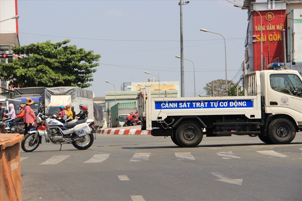 Cảnh sát giao thông ngăn đường cho từng lưu thông lần lượt qua cầu Phú Cường để tránh ùn tắc trên cầu.