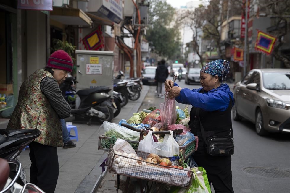 Một người bán rau ở Hà Nội, Việt Nam, ngày 24.2. Ảnh: Korea Times.