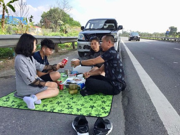 Vụ đầu tiên dừng đậu ôtô trên cao tốc và ngồi ăn uống, livestream đã bị xử lí (ảnh: từ Facebook).