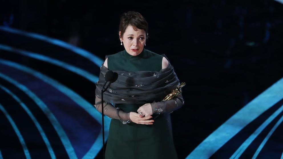 Nữ diễn viên Olivia Colman bật khóc khi lên sân khấu nhận giải “Nữ diễn viên chính xuất sắc” với vai diễn Nữ hoàng Anne trong “The Favourite“. Ảnh: Reuters. 