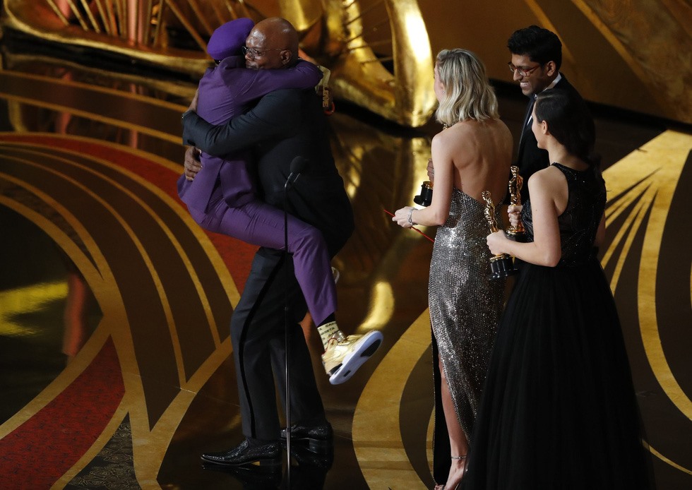 Đạo diễn Spike Lee vui mừng ôm lấy diễn viên Samuel L. Kackson khi khi bộ phim BlacKkKlansman của ông nhận giải Kịch bản chuyển thể xuất sắc. Ảnh: Getty.