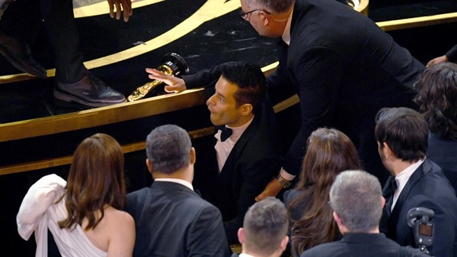“Nam diễn viên xuất sắc” Rami Malek bị ngã, rơi tượng vàng Oscar ngay khi bước xuống sân khấu.  Ảnh: Getty. 