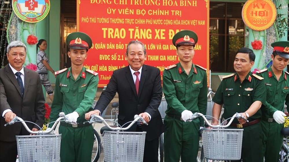 Phó thủ tướng Trương Hòa Bình trao tặng xe đạp