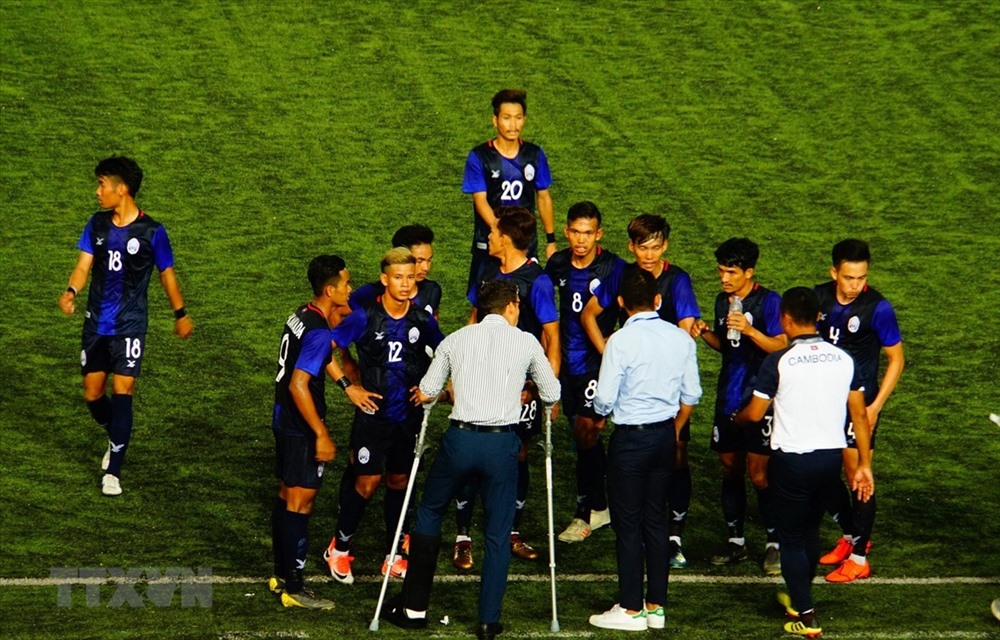 U22 Campuchia gặp bất lợi khi phải thi đấu 120 phút ở trận gặp Chelsea. Ảnh TTXVN