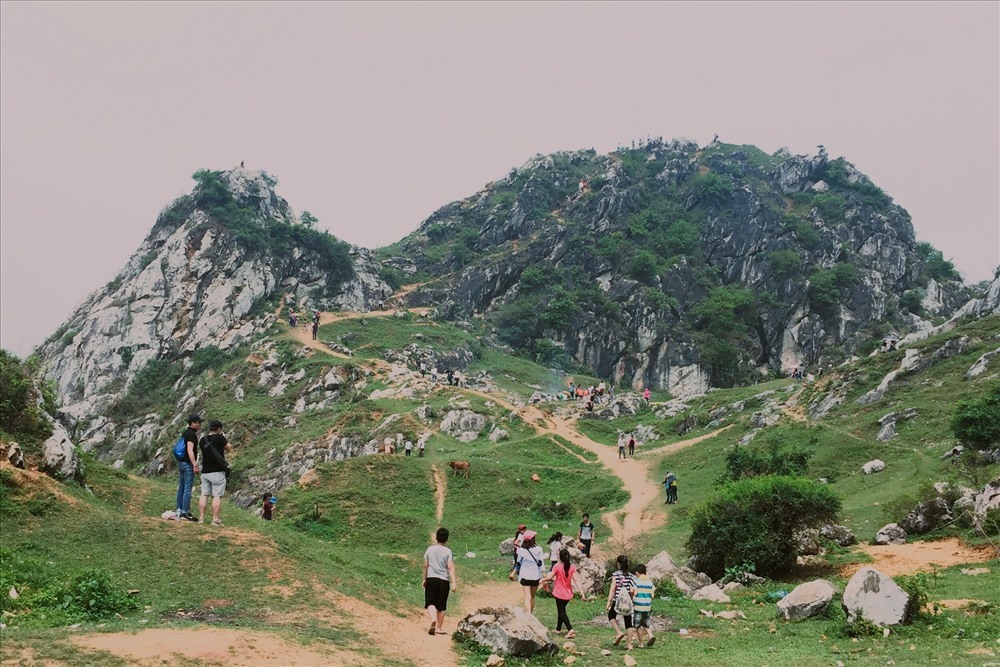 Núi Trầm thuộc xã Phụng Châu, huyện Chương Mỹ. Cách trung tâm Hà Nội khoảng 30 km. Ảnh sưu tầm