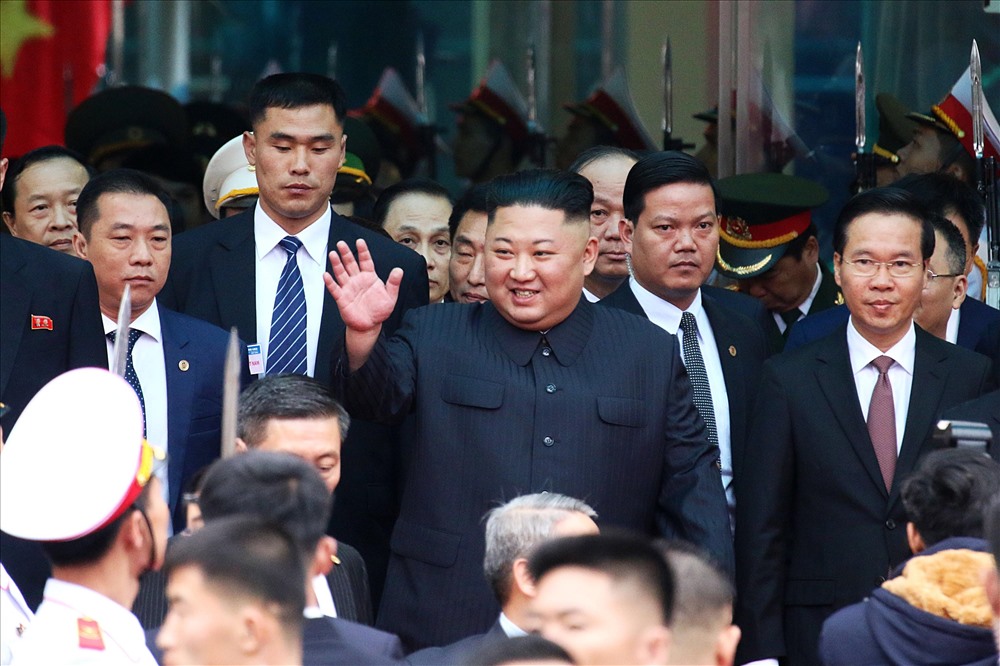 Chủ tịch Kim Jong-un vẫy tay chào đám đông, nở nụ cười rạng rỡ. Ảnh: ST