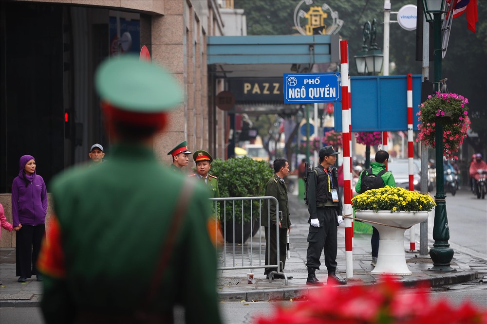 An ninh thắt chặt trên các tuyến đường chính tại Hà Nội. Ảnh Tiến Đạt