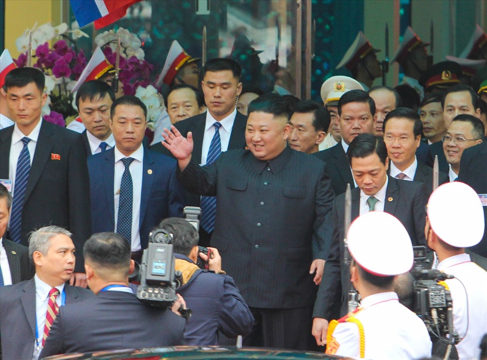 Ngay từ khi đặt chân xuống ga Đồng Đăng, chủ tịch Kim Jong-un đã vui vẻ, vẫy tay chào người dân có mặt tại đây. Ảnh: Tô Thế. 