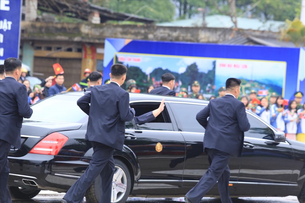 Đoàn vệ sĩ sẽ chạy bộ song song với chiếc xe và chỉ rời xe khi cảm thấy xe chở chủ tịch Kim Jong-un đã trong trạng thái an toàn. Ảnh: Hà Phương. 