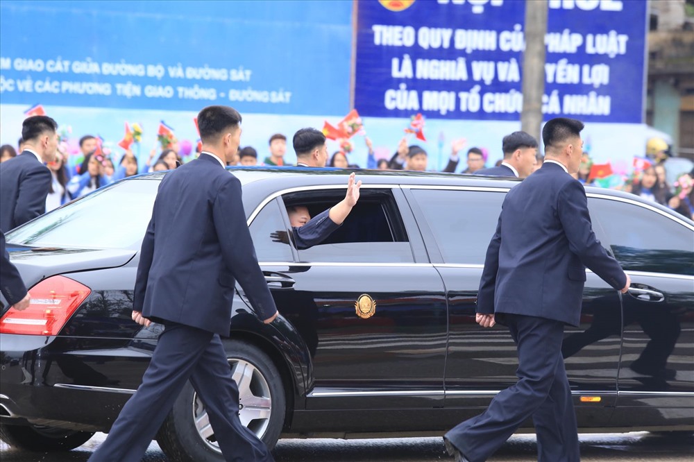 Đoàn vệ sĩ sẽ chạy bộ song song với chiếc xe và chỉ rời xe khi cảm thấy xe chở chủ tịch Kim Jong-un đã trong trạng thái an toàn. Ảnh: Hà Phương. 