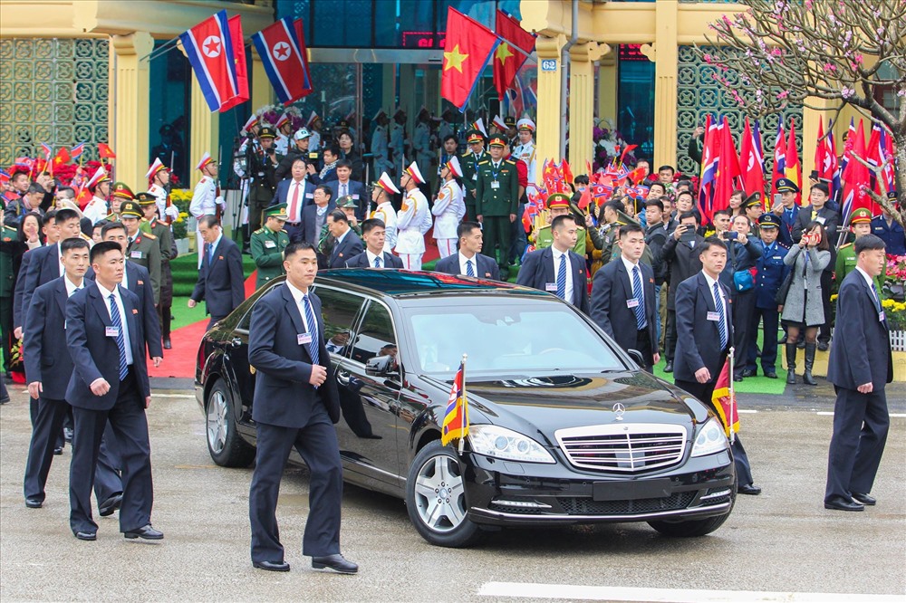 Ngay sau khi đặt chân tới Việt Nam, chủ tịch Kim Jong-un đã lên chiếc xe bọc thép để di chuyển về Hà Nội. Ảnh: Tô Thế. 