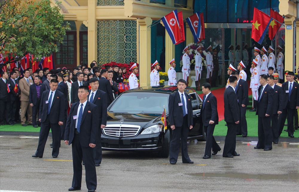Ngay sau khi đặt chân tới Việt Nam, chủ tịch Kim Jong-un đã lên chiếc xe bọc thép để di chuyển về Hà Nội. Ảnh: Tô Thế. 