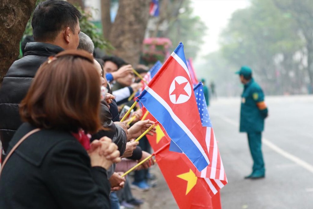 Ngay từ sáng sớm, nhiều người dân đã có mặt tại các tuyến đường mà xe của nhà lãnh đạo Triều Tiên đi qua để chào đón. Trên tay người dân là cờ của Việt Nam và Triều Tiên. Ảnh: Nguyễn Hà