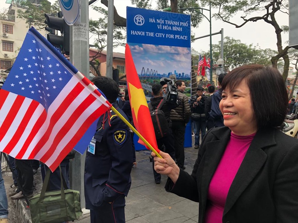 Cầm trên tay cờ của Việt Nam và Triều Tiên, bà Vũ Thị Hoàn (Âu Cơ) không giấu được sự háo hức: “Việc hội nghị thượng đỉnh Mỹ - Triều tổ chức ở Việt Nam đã thể hiện tình hữu nghị giữa 3 quốc gia. Tôi cảm thấy 
