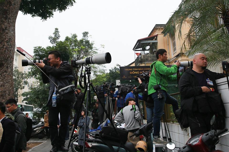 Các phóng viên túc trực trên đường Lý Thường Kiệt trong thời gian đợi ông Kim Jong-un.
