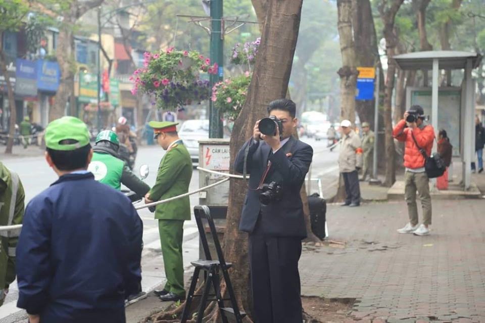 Một phóng viên đang tác nghiệp trong thời gian đợi Chủ tịch Kim.