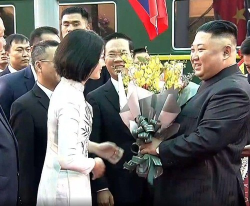 Sáng 26.2, Chủ tịch Kim Jong Un đã đặt chân tới ga Đồng Đăng. Ngay sau đó, nhà lãnh đạo Triều Tiên đã nhận bó hoa từ một nữ sinh Việt Nam. 