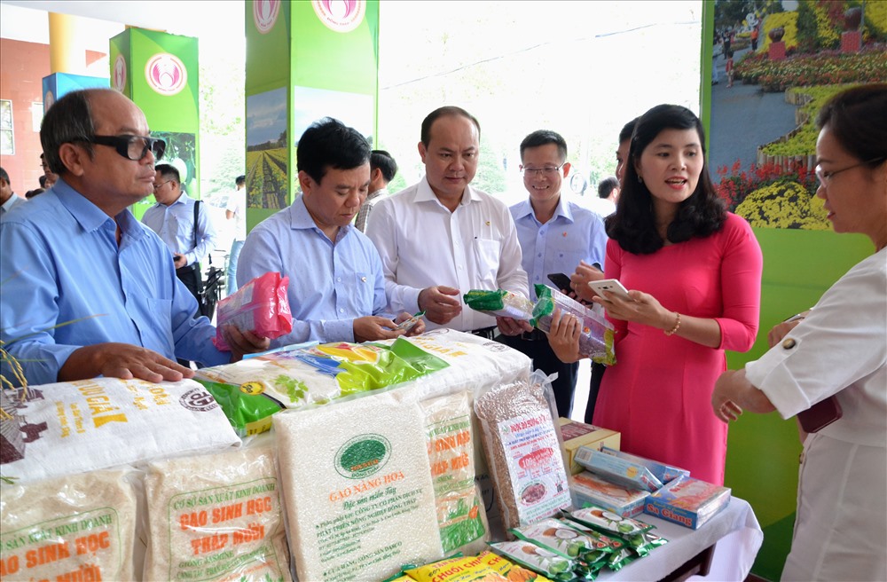 Đại biểu tham quan gian hàng trưng bày gạo và sản phẩm chế biến từ gạo của tỉnh Đồng Tháp. Ảnh: Lục Tùng