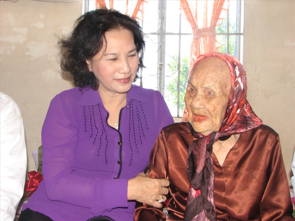 Chủ tịch Quốc hội Nguyễn Thị Kim Ngân (lúc là Bộ trưởng Bộ LĐTB&XH) thăm mẹ Trần Thị Viết đầu năm 2011.