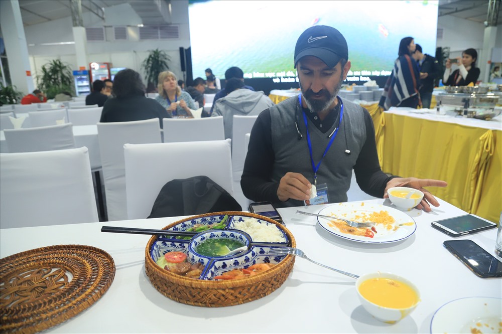 Chọn thưởng thức một phần cơm mang đậm hương vị Việt Nam, phóng viên Toni Semaan đến từ kênh Sky News Arabia chia sẻ: