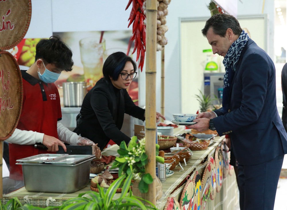Quầy phở Thìn thu hút được sự quan tâm của đông đảo phóng viên, nhiều phóng viên quốc tế bày tỏ sự hài lòng khi được thưởng thức món ăn truyền thống của Việt Nam.