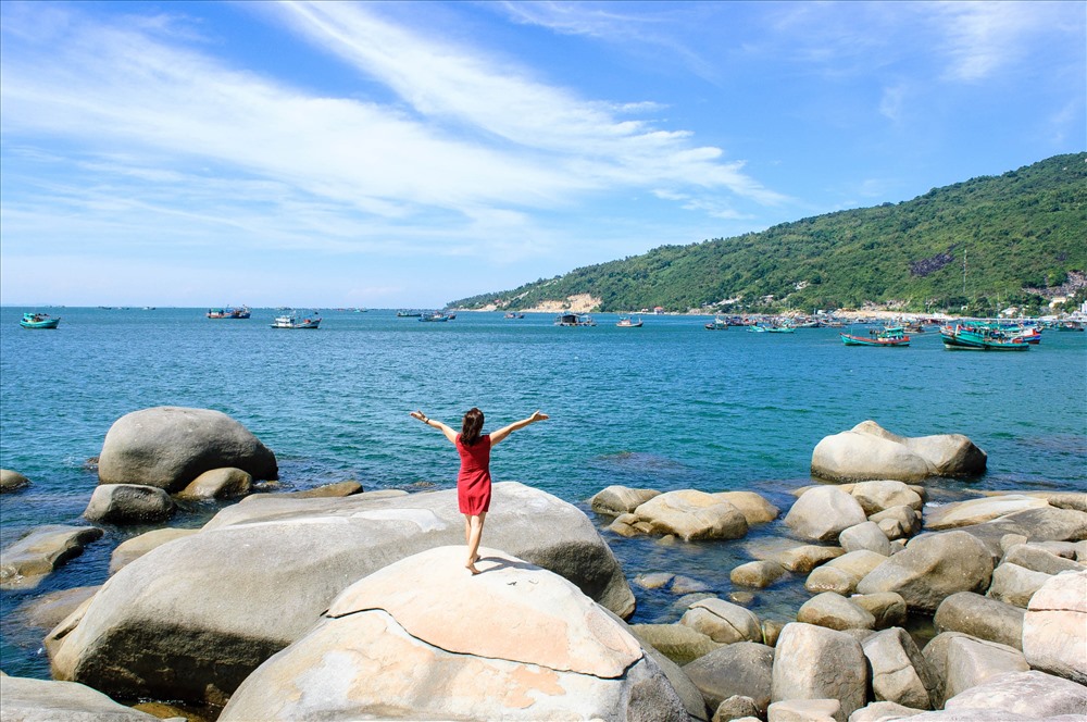 Khung cảnh Hòn Sơn với bãi đá lớn và không gian biển đảo trong lành