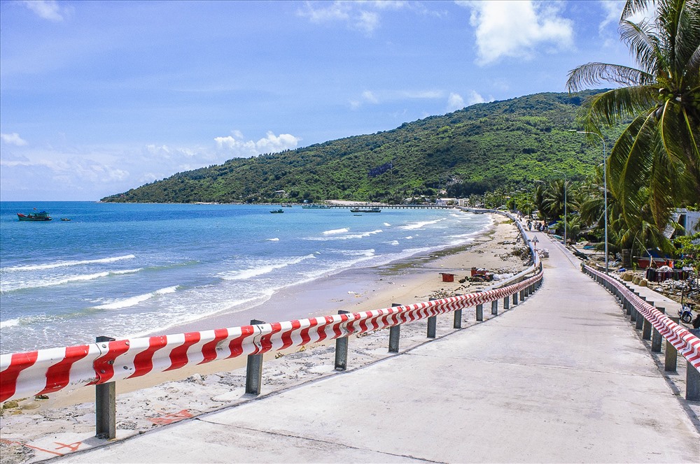 Đường quanh đảo Hòn Sơn khá hoàn thiện, tạo điều kiện thuận lợi để du khách tham quan đảo bằng đường bộ