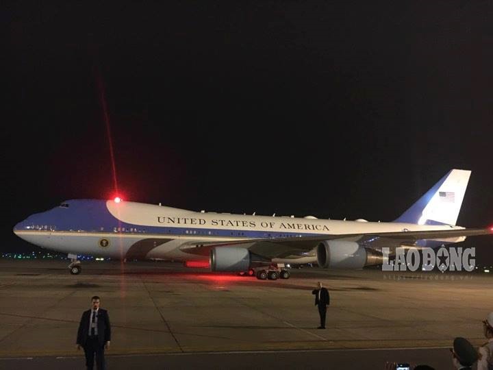 Chuyên cơ Air Force One chở Tổng thống Mỹ Donald Trump vừa hạ cánh xuống sân bay Nội Bài. Ảnh: Sơn Tùng.