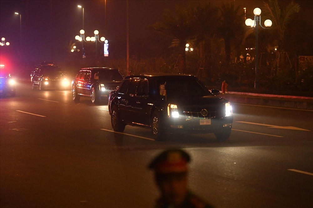 Đoàn xe Cadillac chở Tổng thống Donald Trump rời khỏi sân bay Nội Bài. Ảnh: Sơn Tùng.