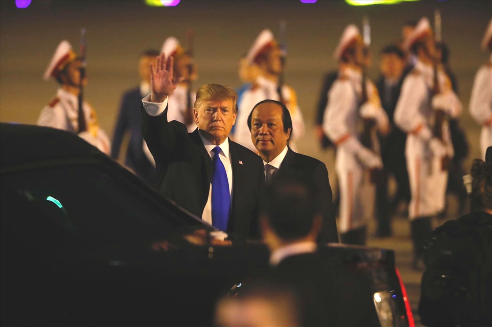 Tổng thống Mỹ Donald Trump và Bộ trưởng, Chủ nhiệm Văn phòng Chính phủ Mai Tiến Dũng tại sân bay Nội Bài. Ảnh: Sơn Tùng.