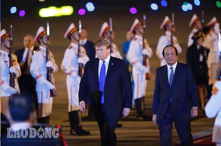 Tổng thống Mỹ Donald Trump và Bộ trưởng, Chủ nhiệm Văn phòng Chính phủ Mai Tiến Dũng tại sân bay Nội Bài. Ảnh: Sơn Tùng.