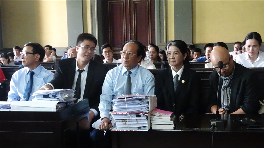 Ông Vũ cùng đội ngũ luật sư tại phiên tòa xử ly hôn.