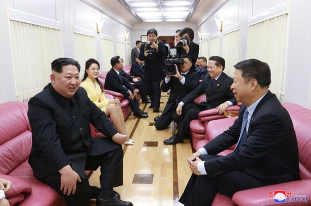 Ông Kim Jong-un và phu nhân Ri Sol-ju trên đoàn tàu trong chuyến thăm Bắc Kinh năm ngoái
