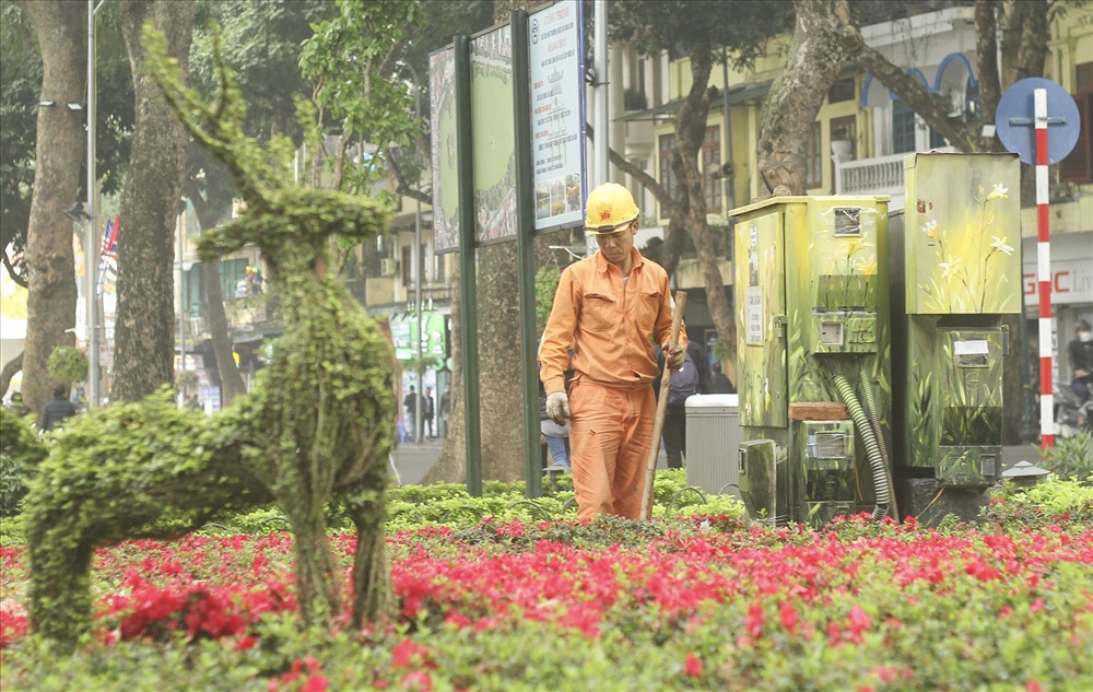 Vườn hoa tại khu vực quanh bờ hồ Hoàn Kiếm được trang trí lại bắt mắt. Ảnh Trần Vương