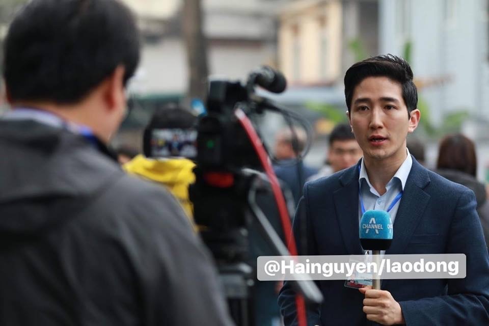 Nam phóng viên Hàn Quốc điển trai gây ấn tượng cư dân mạng.