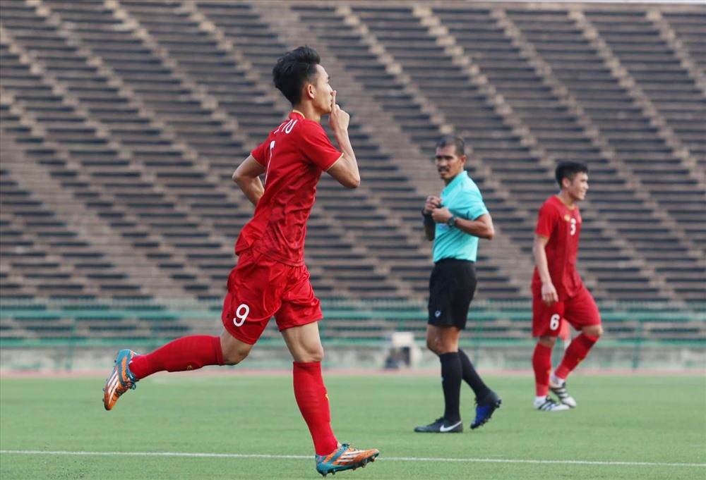 Ngay ở tình huống chạm bóng đầu tiên khi được tung vào sân, Xuân Tú đã có bàn thắng để giúp U22 Việt Nam giành chiến thắng chung cuộc 1-0 trước U22 Campuchia. Ảnh: Nghĩa Trần