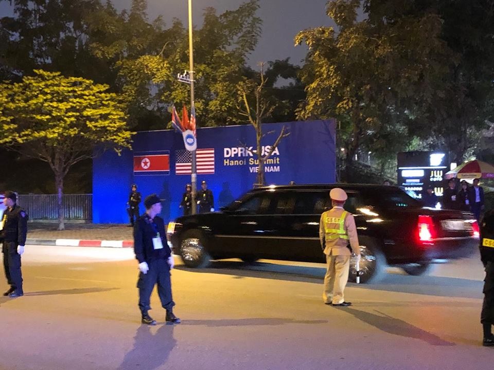 Ảnh đoàn xe chuyên dụng di chuyển ra sân bay Nội Bài. Ảnh: Cường Ngô. 