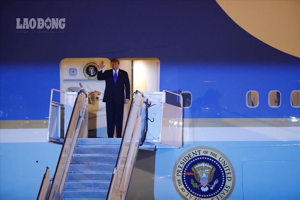 Hơn 21h, Tổng thống Mỹ Donal Trump bước xuống máy bay. Ảnh: Sơn Tùng