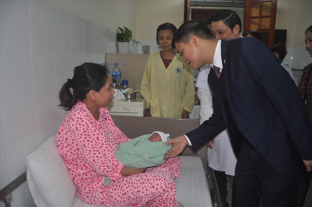 Phó Chủ tịch Tổng LĐLĐVN Ngọ Duy Hiểu thăm hỏi sản phụ tại Bệnh viện. Ảnh: Quế Chi